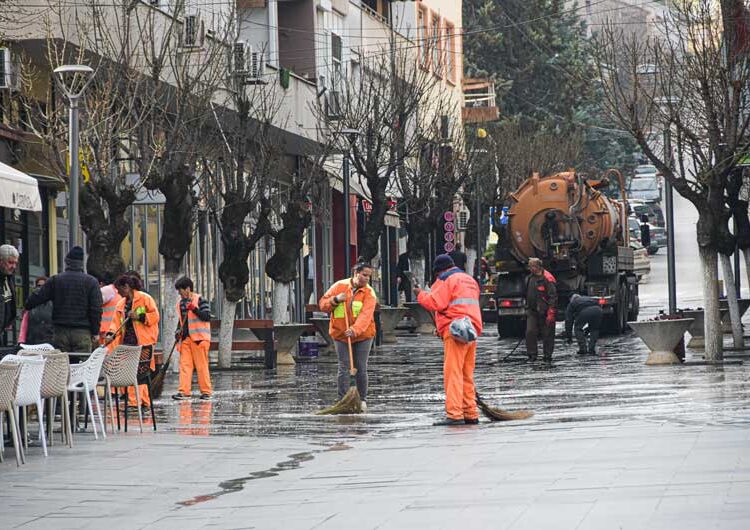 ФОТО: „Комуналци“ направија генералка на плоштадот и струмичкото корзо по карневалската фешта