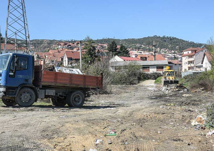 ФОТО: „Комуналец“ почна со акцијата за машинско чистење на диви депонии