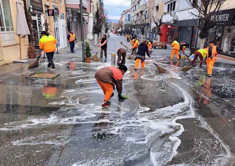 ФОТО: „Комуналци“ направија генералка на плоштадот и струмичкото корзо по карневалската фешта