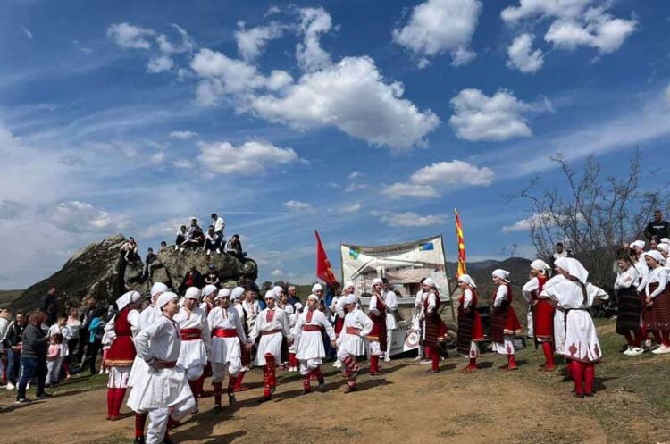 ФОТО: Голем број граѓани кај каменот на плодноста – се славеа Светите 40 Севасастиски маченици