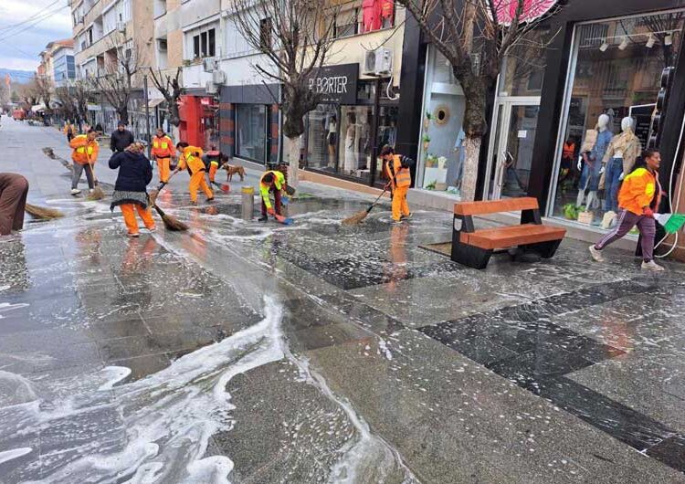 ФОТО: „Комуналци“ направија генералка на плоштадот и струмичкото корзо по карневалската фешта