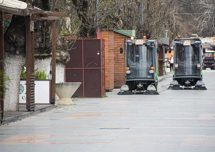 ФОТО: „Комуналци“ направија генералка на плоштадот и струмичкото корзо по карневалската фешта