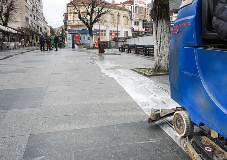 ФОТО: „Комуналци“ направија генералка на плоштадот и струмичкото корзо по карневалската фешта