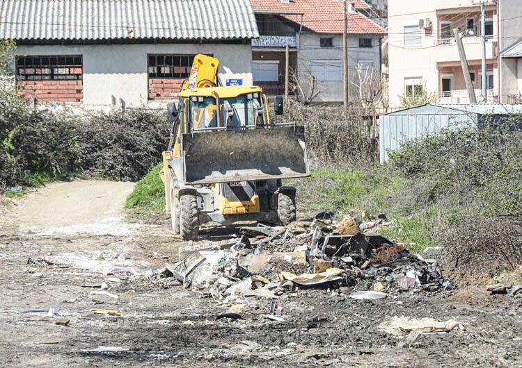 ФОТО: „Комуналец“ почна со акцијата за машинско чистење на диви депонии