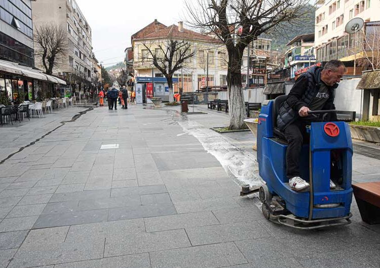 ФОТО: „Комуналци“ направија генералка на плоштадот и струмичкото корзо по карневалската фешта