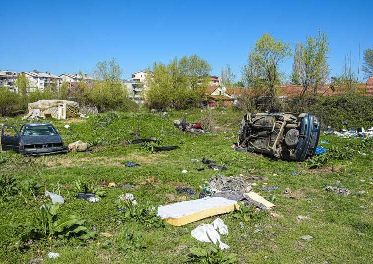 ФОТО: „Комуналец“ почна со акцијата за машинско чистење на диви депонии