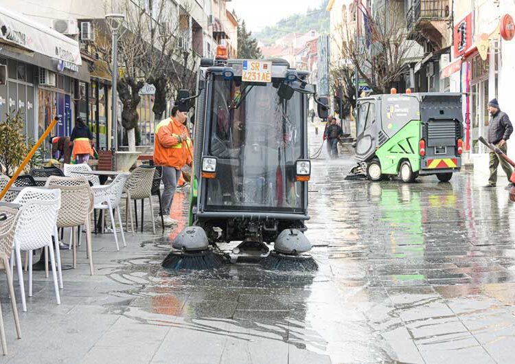 ФОТО: „Комуналци“ направија генералка на плоштадот и струмичкото корзо по карневалската фешта