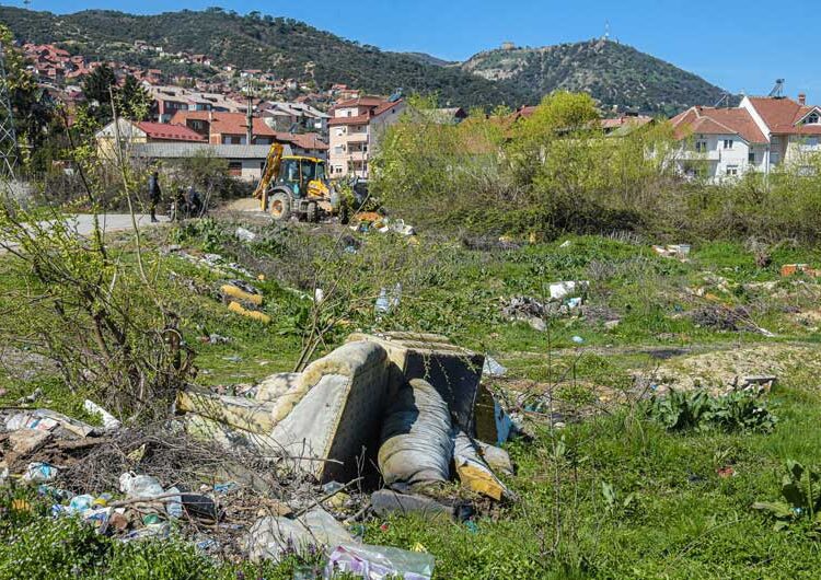 ФОТО: „Комуналец“ почна со акцијата за машинско чистење на диви депонии