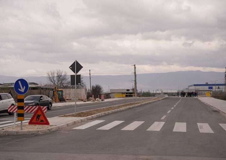 Министерот Бочварски е во Струмица, со градоначалникот Костадинов на увид на инфраструктурни проекти кои се реализираат