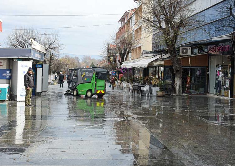 ФОТО: „Комуналци“ направија генералка на плоштадот и струмичкото корзо по карневалската фешта