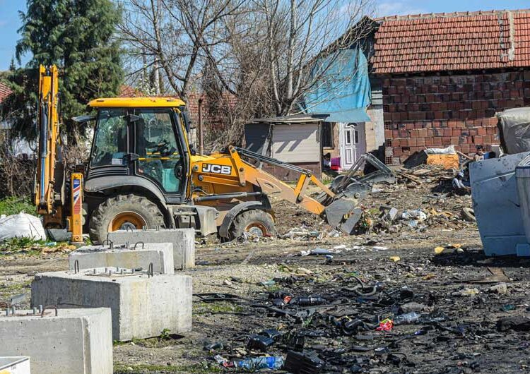 ФОТО: „Комуналец“ почна со акцијата за машинско чистење на диви депонии