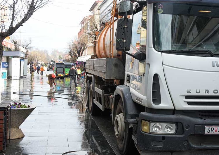 ФОТО: „Комуналци“ направија генералка на плоштадот и струмичкото корзо по карневалската фешта