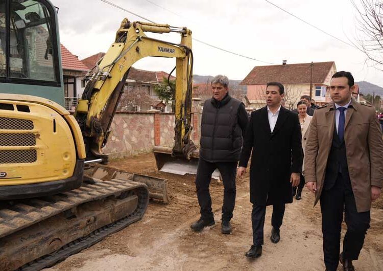 Министерот Бочварски е во Струмица, со градоначалникот Костадинов на увид на инфраструктурни проекти кои се реализираат