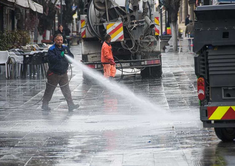 ФОТО: „Комуналци“ направија генералка на плоштадот и струмичкото корзо по карневалската фешта