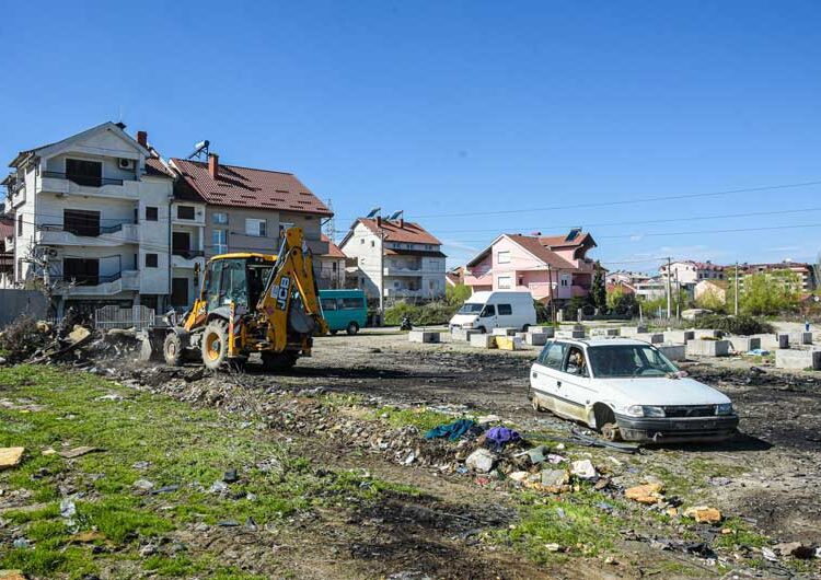 ФОТО: „Комуналец“ почна со акцијата за машинско чистење на диви депонии