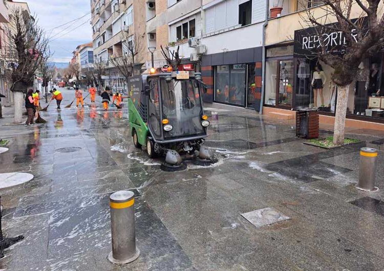 ФОТО: „Комуналци“ направија генералка на плоштадот и струмичкото корзо по карневалската фешта