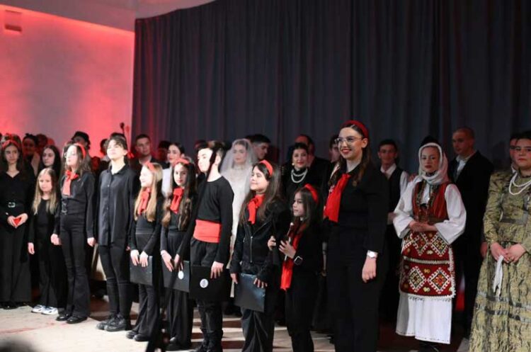 Младите пеачи и инструменталисти на „Стихири“ од Струмица и музичкото училиште „Илија Николовски Луј“ од Скопје ја воодушевија публиката на хуманитарниот концерт во Ново Село