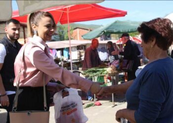 Панова, Дрвошанов и Поцкова меѓу граѓаните на пазарот „Чешел“ ја промовираа програмата на Гордана Силјановска Давкова