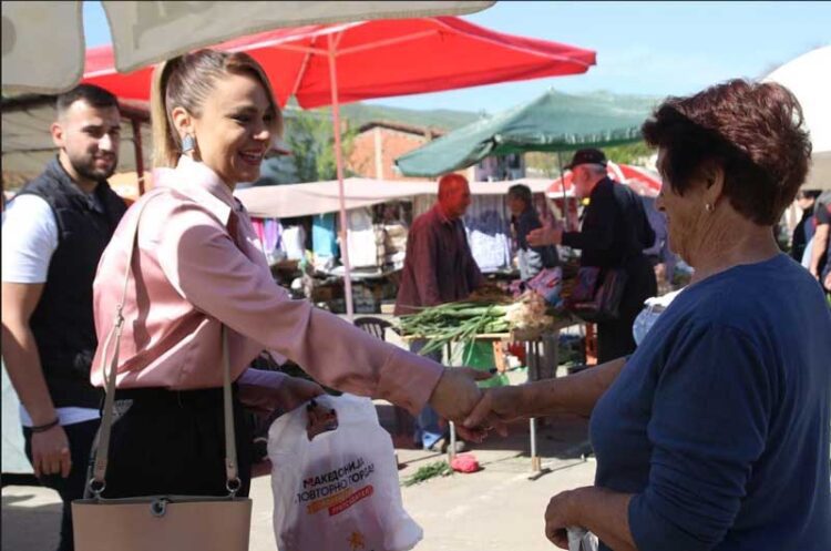 Панова, Дрвошанов и Поцкова меѓу граѓаните на пазарот „Чешел“ ја промовираа програмата на Гордана Силјановска Давкова