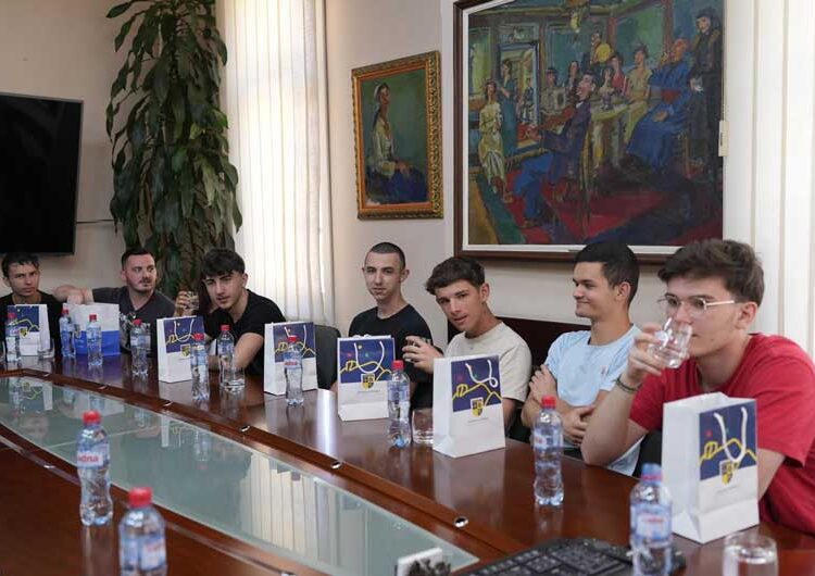 Средношколци од Франција се на практична работа преку учење во струмички компании