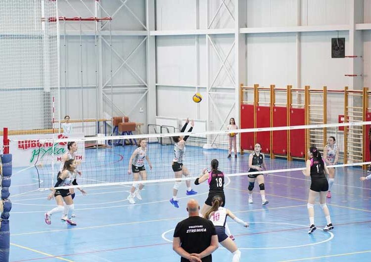 Во полуфиналниот дуел меѓу градските ривалки – „Струмица жени“ со првата победа над „Наковски Волеј“