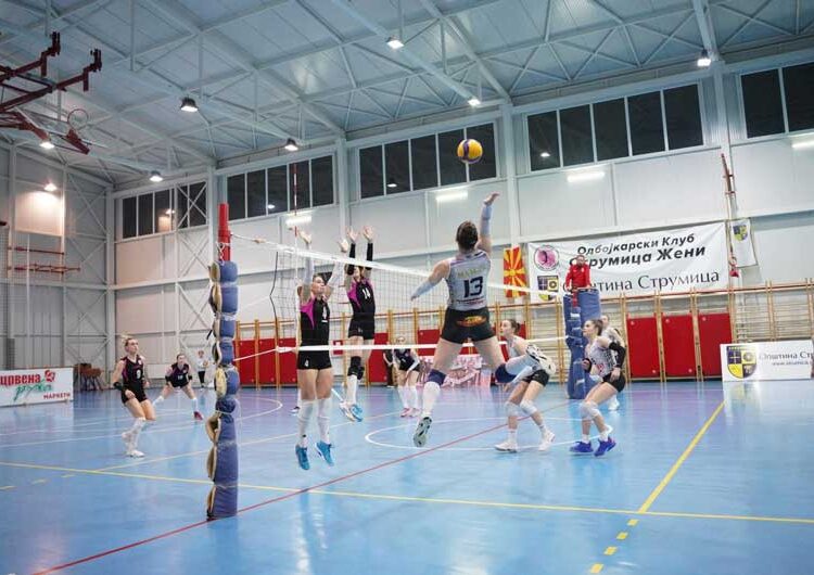 Во полуфиналниот дуел меѓу градските ривалки – „Струмица жени“ со првата победа над „Наковски Волеј“