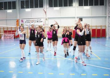 Во полуфиналниот дуел меѓу градските ривалки – „Струмица жени“ со првата победа над „Наковски Волеј“