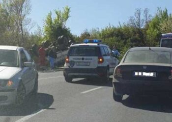 Тешка сообраќајка на Валандовско брдо – едно лице го загуби животот откако се преврте со камион