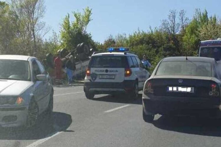 Тешка сообраќајка на Валандовско брдо – едно лице го загуби животот откако се преврте со камион