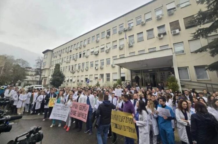 Специјализантите започнаа штрајк: Беа слушнати само во времето на Филипче