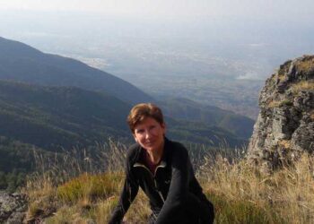 Струмичанката Кристина Зимбакова со својата уметност дел од Биеналето – „Процвет“ во Замокот „Хаген“ кај Бремен во Германија