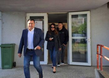 Утрово во 7 часот почна гласањето за претседател – меѓу првите гласачи во Струмица беше и поранешниот премиер Зоран Заев