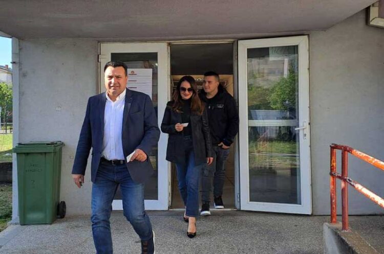 Утрово во 7 часот почна гласањето за претседател – меѓу првите гласачи во Струмица беше и поранешниот премиер Зоран Заев