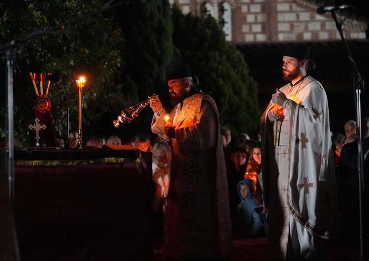 Веста за Христовото воскресение на полноќ во Струмица ја соопшти Епископот Јаков