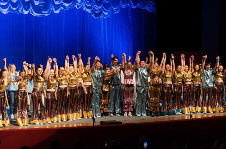 Премиерна изведба на мјузикл претставата „МАММА МИА“ на средношколците од „Димитар Влахов“