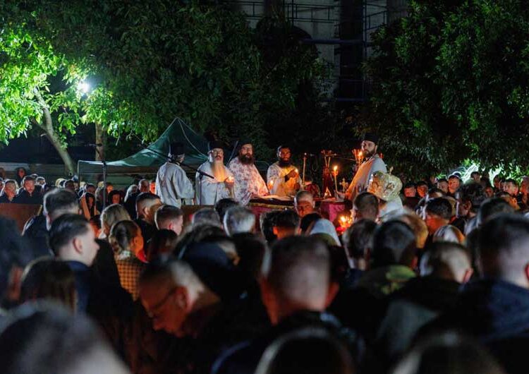 Веста за Христовото воскресение на полноќ во Струмица ја соопшти Епископот Јаков