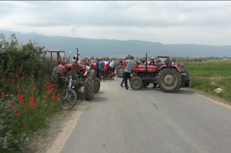 Земјоделците од Иловица и Штука блокираа пат поради откупната цена на младиот компир од само 15 денари