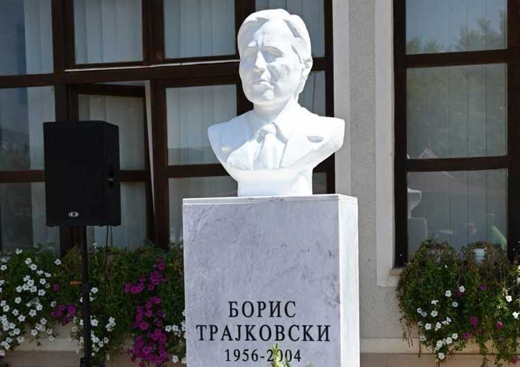 Во училиштето „Борис Трајковски“ во Моноспитово роденденски откриена спомен биста на својот патрон