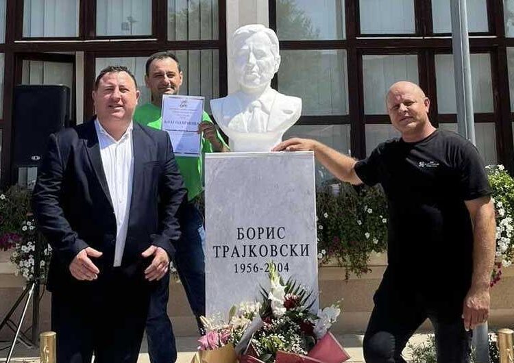 Во училиштето „Борис Трајковски“ во Моноспитово роденденски откриена спомен биста на својот патрон