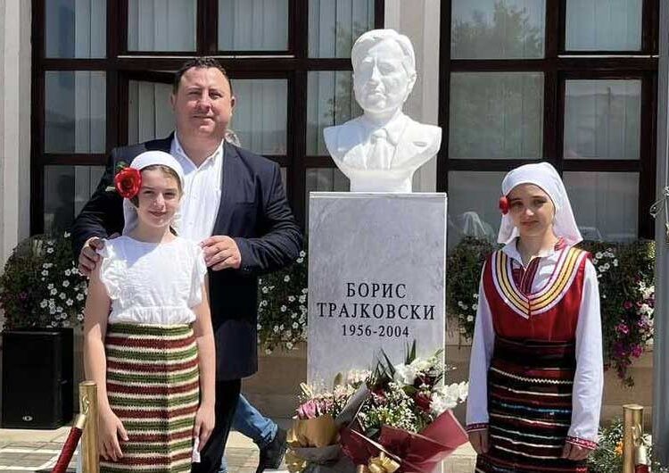 Во училиштето „Борис Трајковски“ во Моноспитово роденденски откриена спомен биста на својот патрон