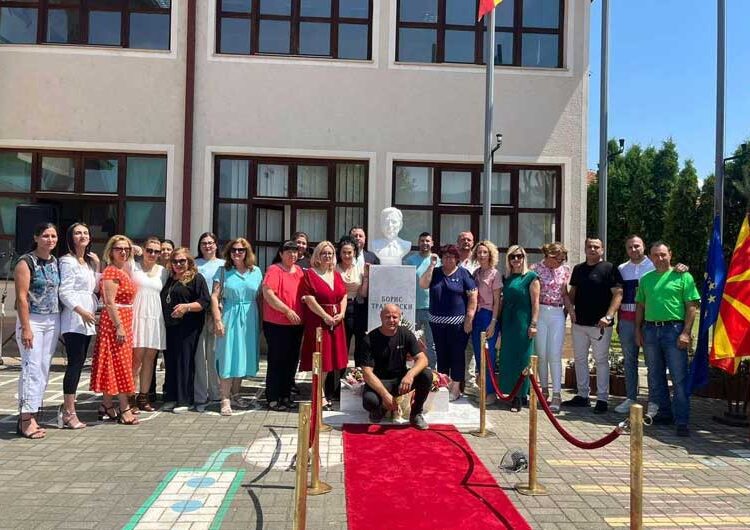 Во училиштето „Борис Трајковски“ во Моноспитово роденденски откриена спомен биста на својот патрон