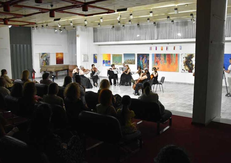 Долготрајни аплаузи за „Амаросо“ од Србија – струмичани уживаа во прекрасните звуци од гудачките инструменти на дамите