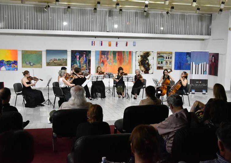 Долготрајни аплаузи за „Амаросо“ од Србија – струмичани уживаа во прекрасните звуци од гудачките инструменти на дамите