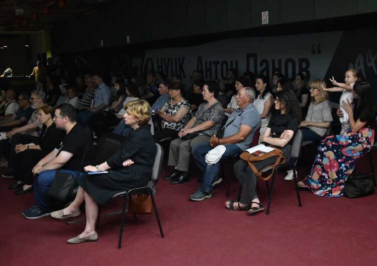 Долготрајни аплаузи за „Амаросо“ од Србија – струмичани уживаа во прекрасните звуци од гудачките инструменти на дамите