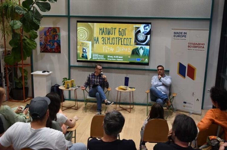 Во Струмица промовиран романот „Малиот Бог на земјотресот“ на бугарскиот писател Петар Денчев