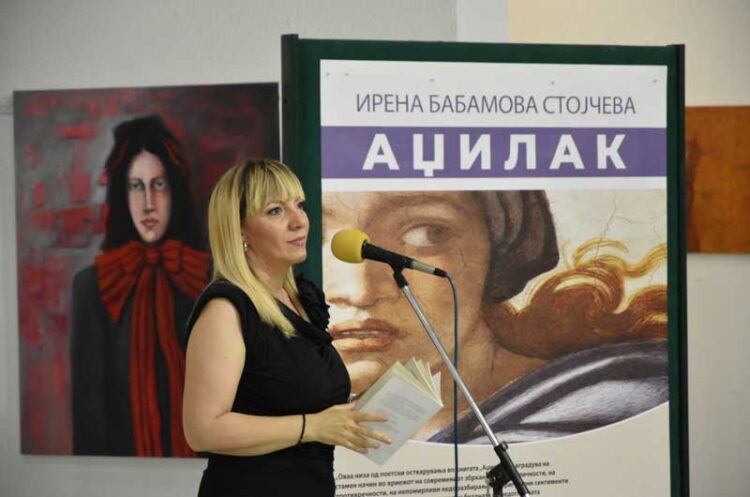 По повеќе од две децении Ирена Бабамова Стојчева со „Аџилак“ го воскреснува успешниот залет од претходните книги