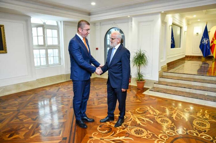 Џафери му ја предаде премиерската функција на новоизбраниот претседател на Владата, Христијан Мицкоски