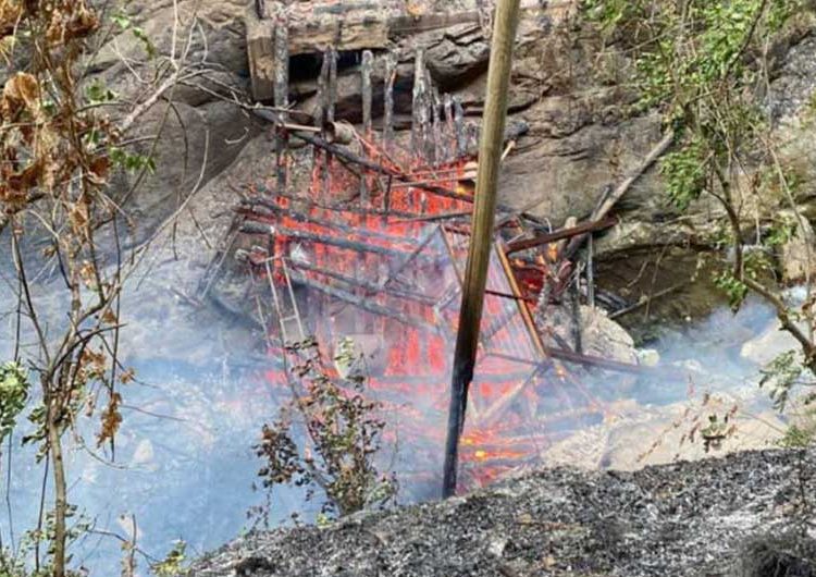 Запален мостот под Смоларскиот водопад – пожарот се проширил во околината