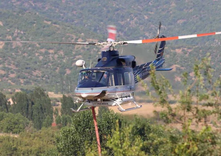 Два хеликоптери на МВР го гаснат пожарот кај село Сушево, опасноста по селото отстранета