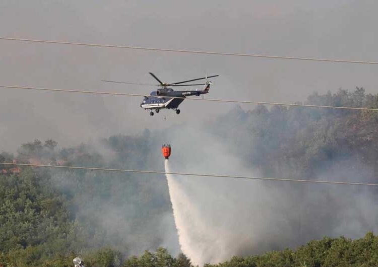 Два хеликоптери на МВР го гаснат пожарот кај село Сушево, опасноста по селото отстранета